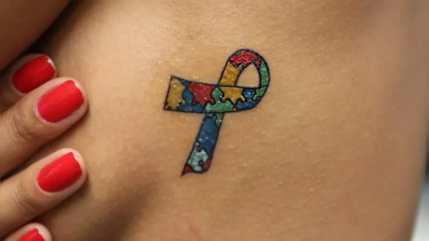 Imagem ilustrativa da imagem Dia de Conscientização sobre o Autismo: artista oferece tattoo grátis para mães atípicas