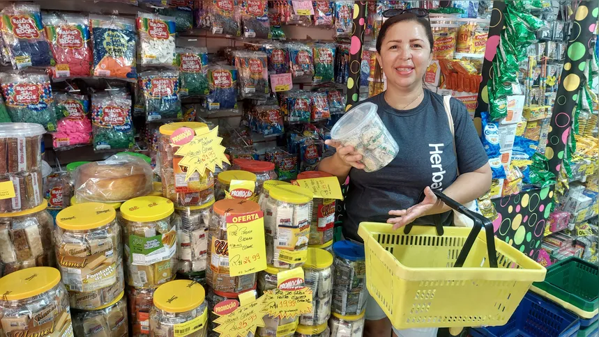 A família de Claúdia se reúne para distribuir as guloseimas