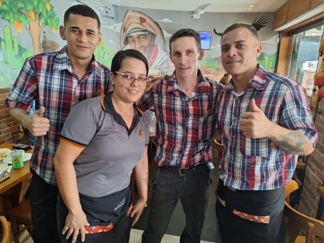 Garçons Alessandro, Marcia, Edson e Cristiano, trabalhando com muita satisfação