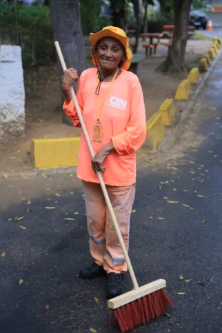 Thereza Maria Cardozo tem 77 anos e nem pensa em deixar de trabalhar nas ruas