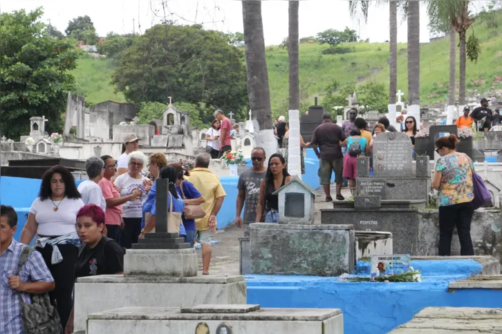 Imagem ilustrativa da imagem Dia dos Finados movimenta cemitérios em São Gonçalo e Niterói