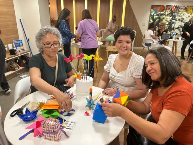 Oficina de origami tocada pela Lúcia Marques, também em tratamento de câncer de mama!