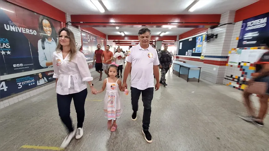 Dimas chegou acompanhado da esposa e filha