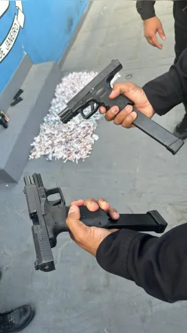 Duas pistolas foram apreendidas na ação