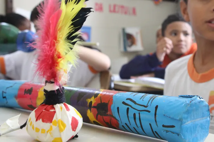 Dentre os trabalhos feitos pelos alunos este ano, estão a peteca e o chocalho, itens de origem indígena
