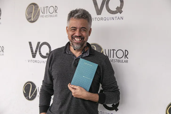 Vitor com seu livro "Reinvente-se", publicado em 2016