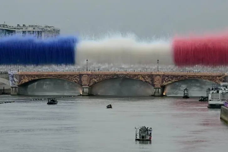 As cores da bandeira francesa foram predominantes em momentos marcantes