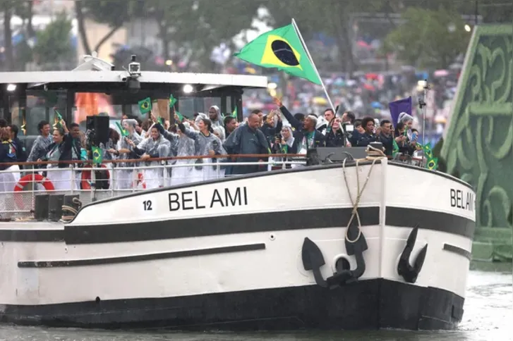 A delegação brasileira estava animada no barco 'Le Bel Ami' (o belo amigo)