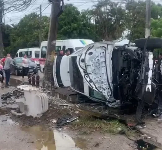 Vítima capotou veículo e atingiu poste após ser baleado