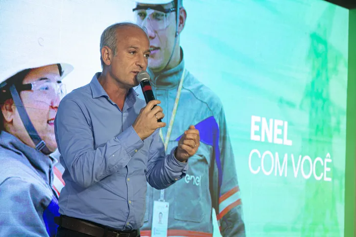 "Com vocês, eletricistas, multiplicamos os corações da Enel",  Rusolino