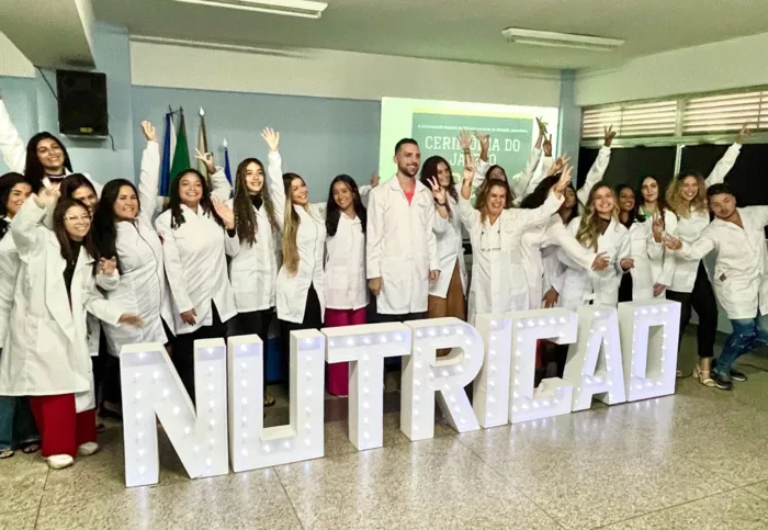 Imagem ilustrativa da imagem Estudantes de nutrição participam da '1ª Cerimônia do Jaleco' em evento da Universo