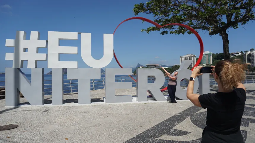 Imagem ilustrativa da imagem “Eu ♥ Niterói”: letreiro convida niteroienses a enquadrar belezas da cidade