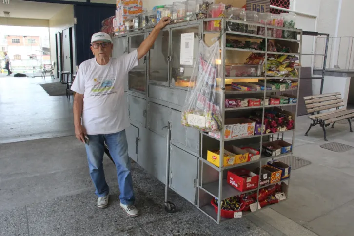 Jorge Lopes Pimenta vende pipoca e doces no campus há 34 anos