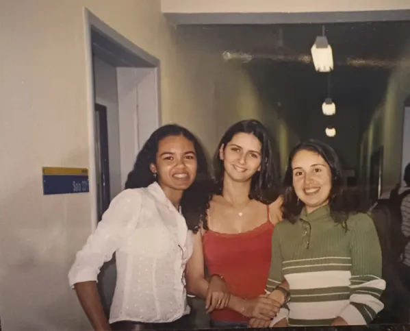 Milena Aguiar com colegas na época de faculdade