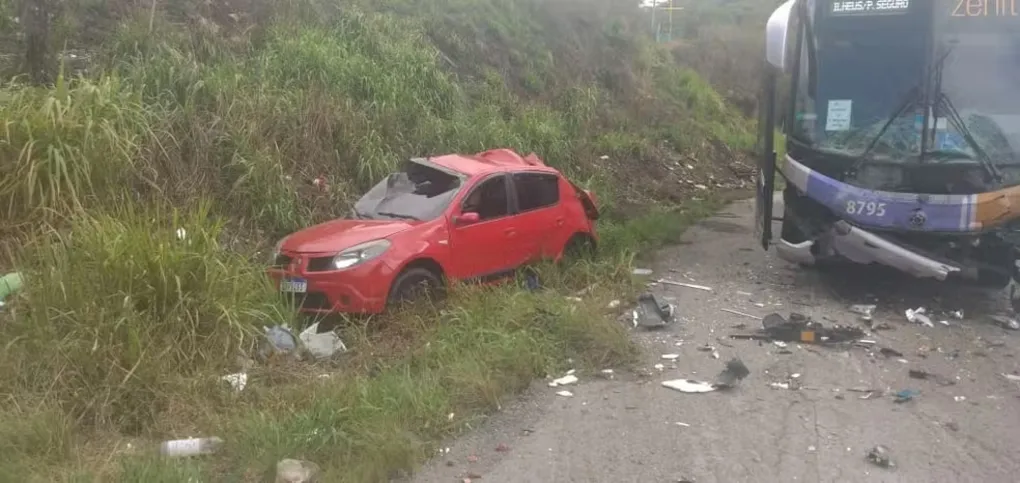 Carro perdeu o controle em curva e acabou colidindo com ônibus no sul da Bahia