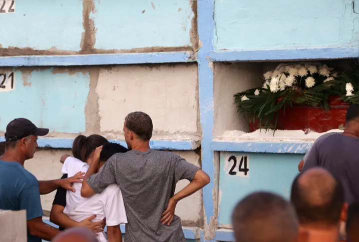 Família foi alvejada por disparos no Baldeador na noite deste domingo (17