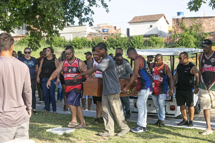 Homenagens, comoção e pedidos de justiça marcaram velório