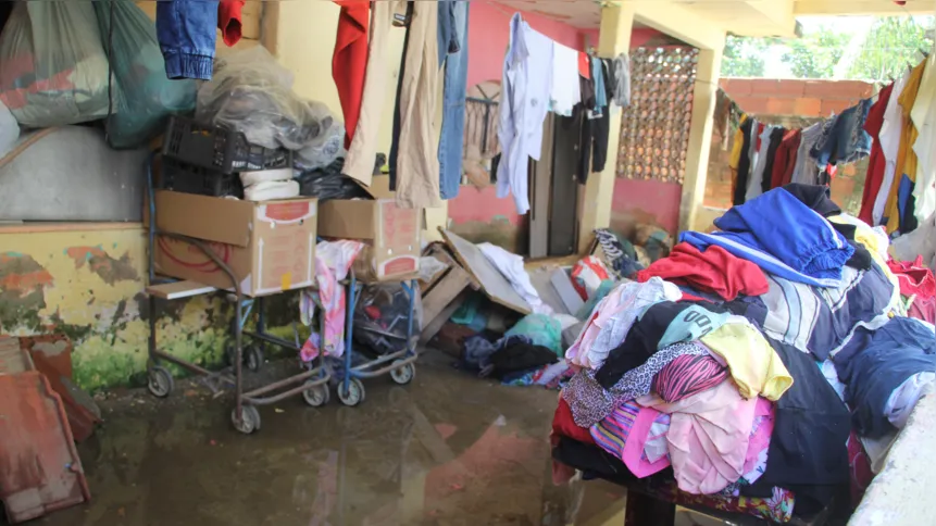 Imagem ilustrativa da imagem Famílias que perderam pertences após as chuvas fazem apelo por obras de melhoria