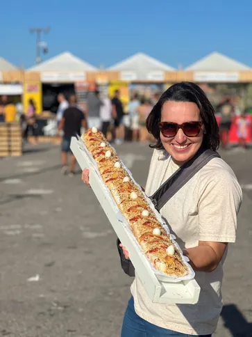 O cachorro-quente de 120 centímetros é uma das grandes 'atrações' do evento