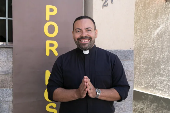 Padre Fabiano Santos, responsável pela paróquia