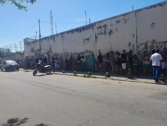 Imagem ilustrativa da imagem Fila quilométrica pelo segundo dia consecutivo de entrega do cartão 'Araribóia' em Niterói