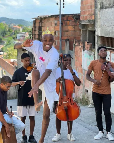 "Arte que toca a Alma" ocupou o beco da comunidade com shows musicais, exposição fotográfica, desfila de moda, poesia, passinho e muito mais