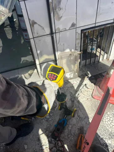 Técnicos da Enel encontraram uma ligação trifásica feita diretamente no transformador da companhia, com cabo passando por um cano de PVC e por baixo da calçada