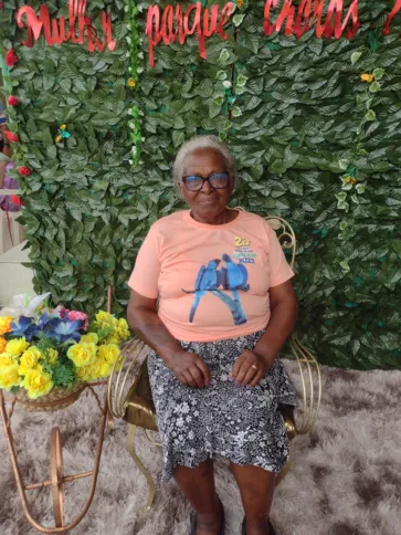 Nazareth Saudade Marins dos Santos, de 93 anos, sofre com nova falta de energia em sua residência