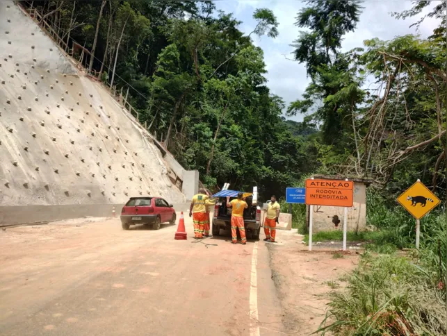 Placas de sinalização orientam os motoristas