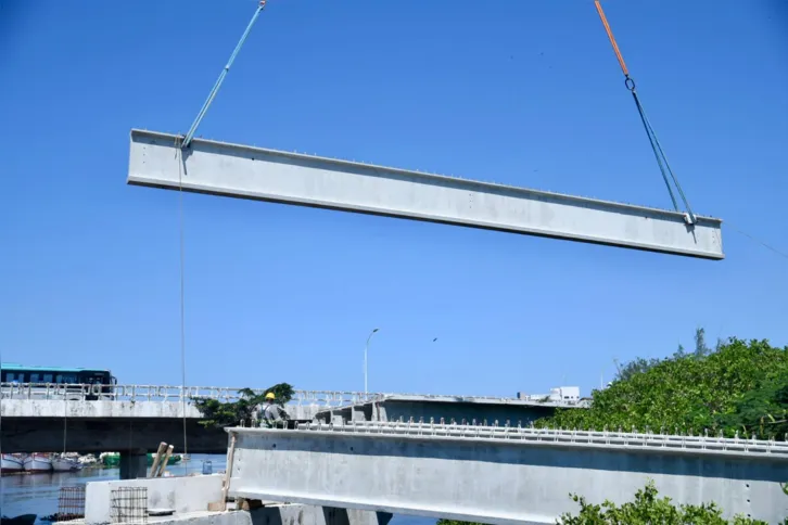 Vigas de sustentação - Ponte Engenheiro Ivan Mundim, em Macaé