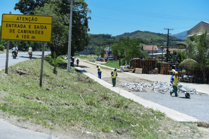 No distrito de Papucaia, o bairro Guararapes conta com serviços de drenagem, pavimentação e sinalização viária