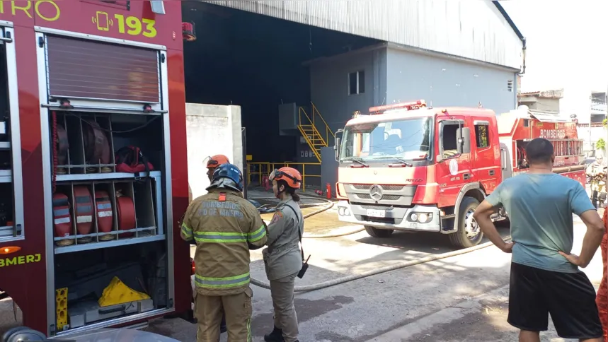 Quando os bombeiros chegaram ao local, o fogo já estava controlado