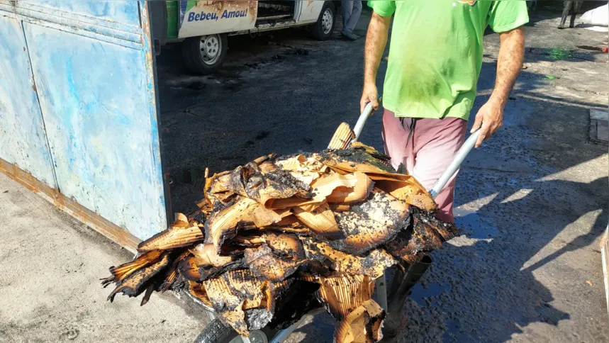 Diversas caixas de papelão foram destruídas