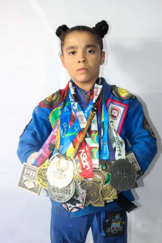 Nicolly, de 8 anos, é atleta de alto rendimento no jiu-jitsu