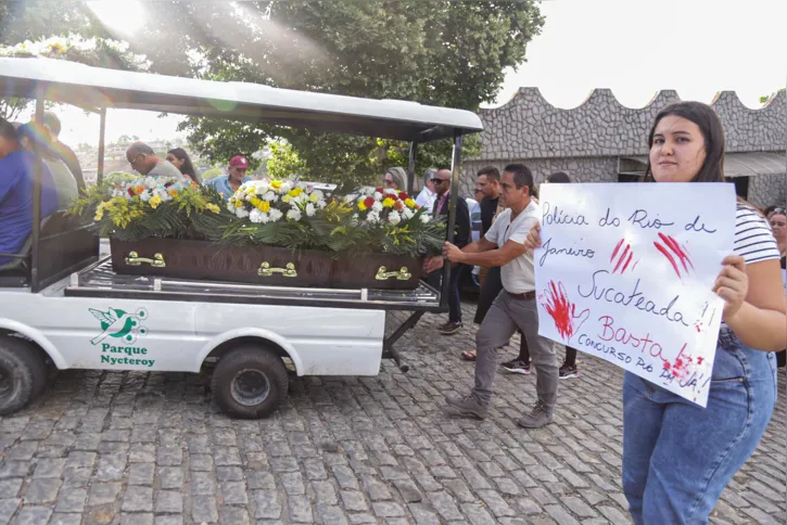 Imagem ilustrativa da imagem Jovem agredido em assalto é enterrado em São Gonçalo