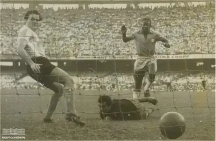 Pelé, Fotografia de um dos gols marcados pelo Brasil na vitória sobre a Argentina em jogo válido pela Copa Roca de 1957.