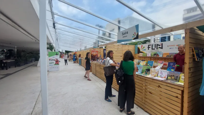 Festa conta com estandes de venda de livro ao longo do pátio