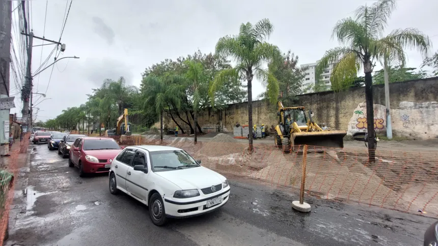 Carros de passeio ainda trafegam normalmente pelo local da interdição