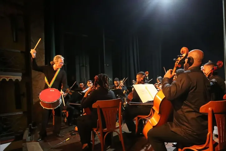 Maestro e solista alemão junto com a Orquestra da Grota