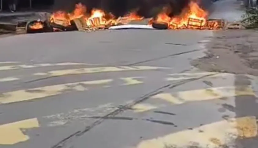 A população bloqueou a rodovia, queimando pneus e pedaços de madeira, na altura do quilômetro 309