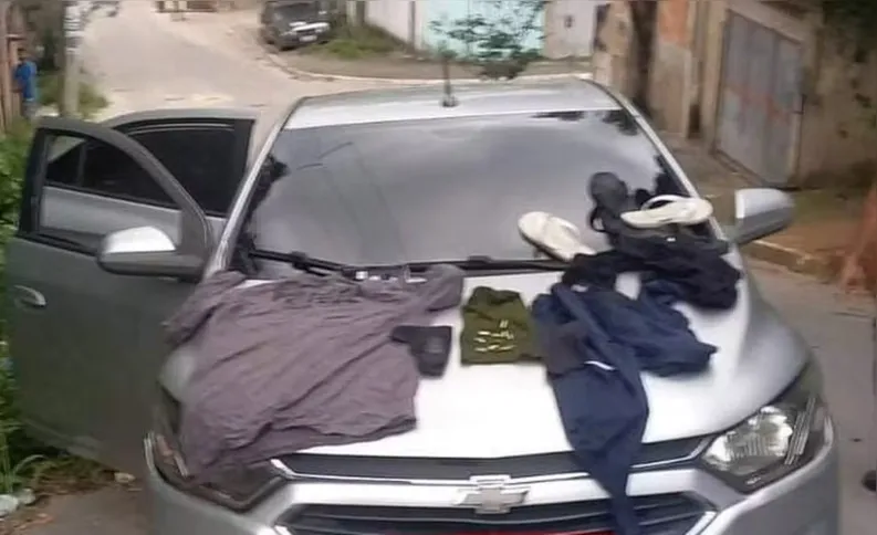 Roupa com inscrições da Polícia foi encontrada em carro abandonado por suspeitos