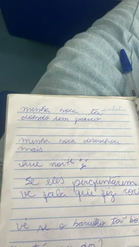 A merendeira se queixa de dores e falta de ar, por meio de um bloco de notas