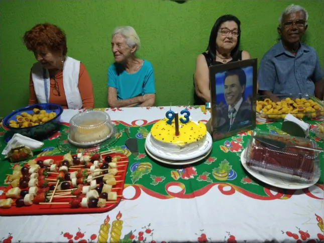 Mesa com os aperitivos da festa