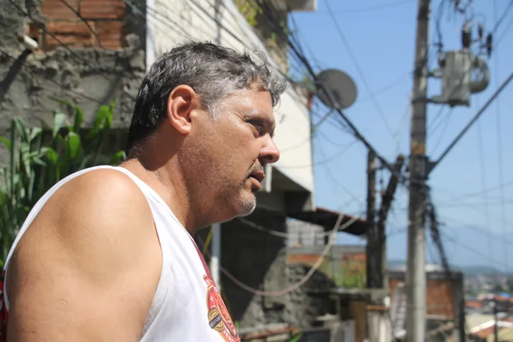 Luiz Carlos mora na Parada 40 e está apenas com uma fase de luz