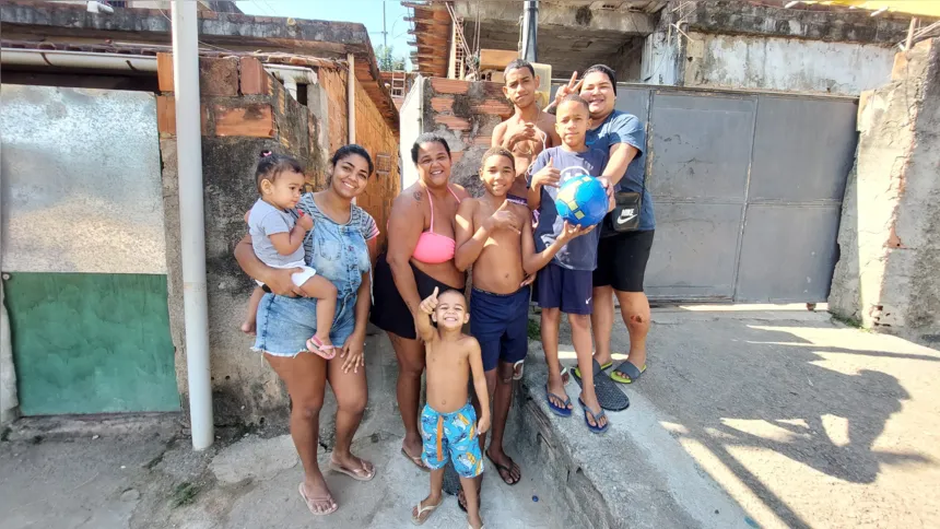 Marcele e Evelin com os filhos