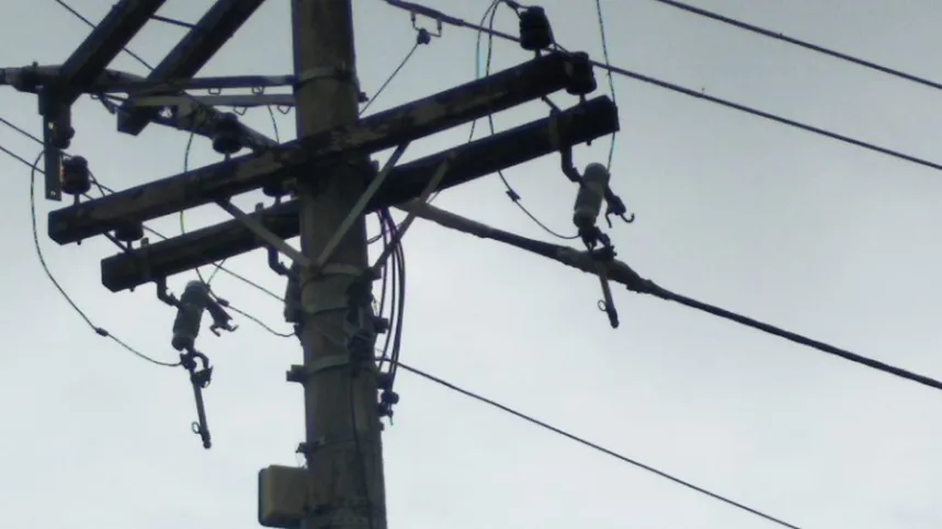 Poste localizado na Avenida Júlio Lima