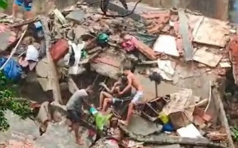 Em imagens divulgadas nas internet, vizinhos aparecem retirando o morador dos escombros
