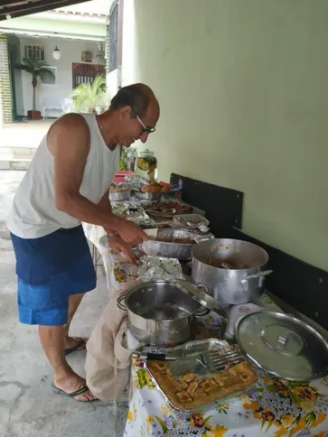 Bacalhoada, rocambole de carne, salpicão e torta de limão, são alguns dos pratos especiais feitos nas confraternizações da família de Roberta