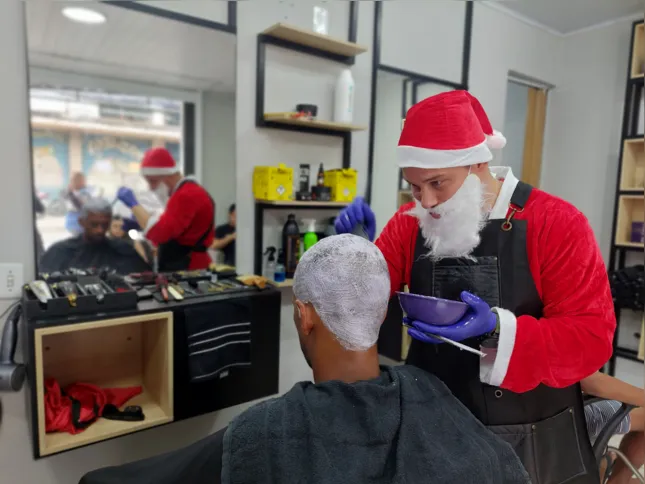 Jheysen Lima tem se vestido de Papai Noel, aos sábados, para cativar as crianças