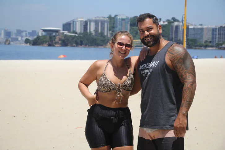 Os niteroienses Natalia Leite e Paulo Frota posam com o MAC ao fundo